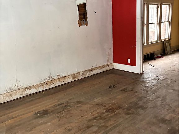 3rd image of 5042 Dailey St