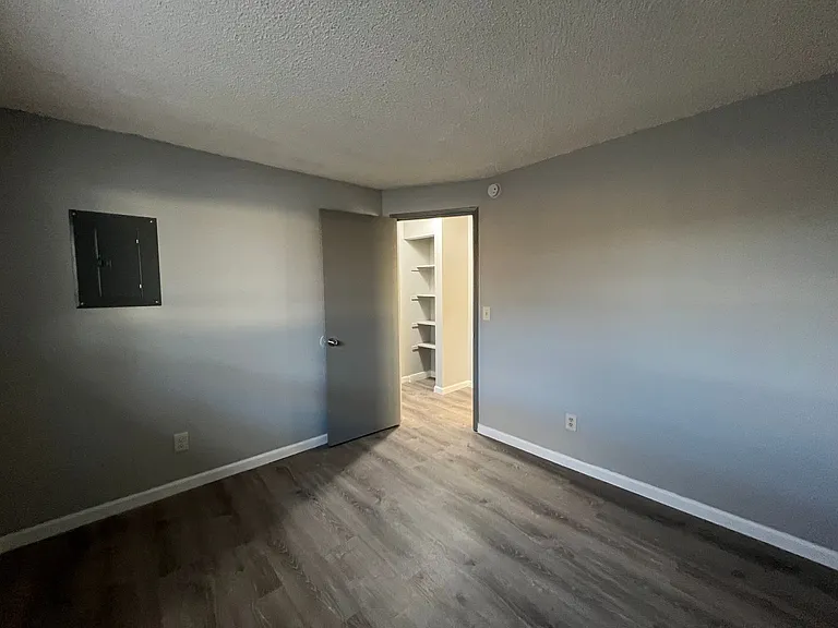 Surrey Square Apartments — Photo 4