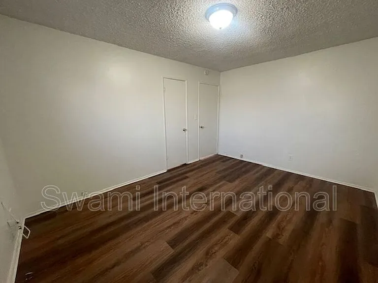 1303 W 107th St — Photo 25