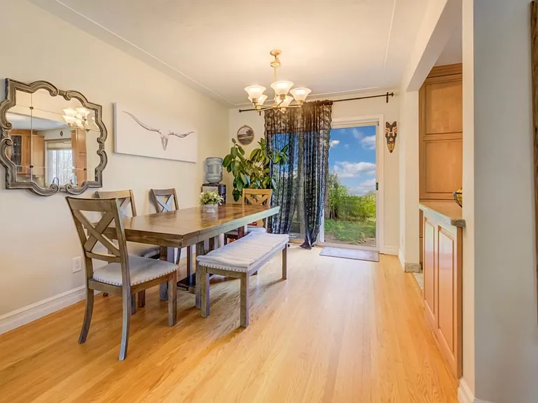 209 Willowdale Ave — Photo 4