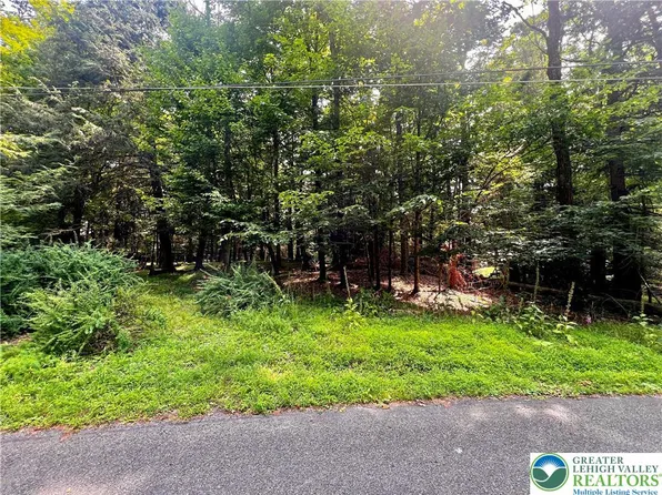 639 Bear Rock Rd, Lake Ariel, PA 18436
