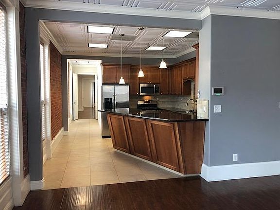3rd image of 923 7th St #1