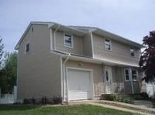 14 E Grove St, Massapequa, NY 11758