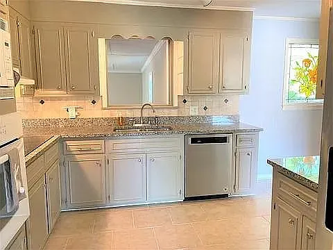 2709 Rosewood Dr — Photo 3