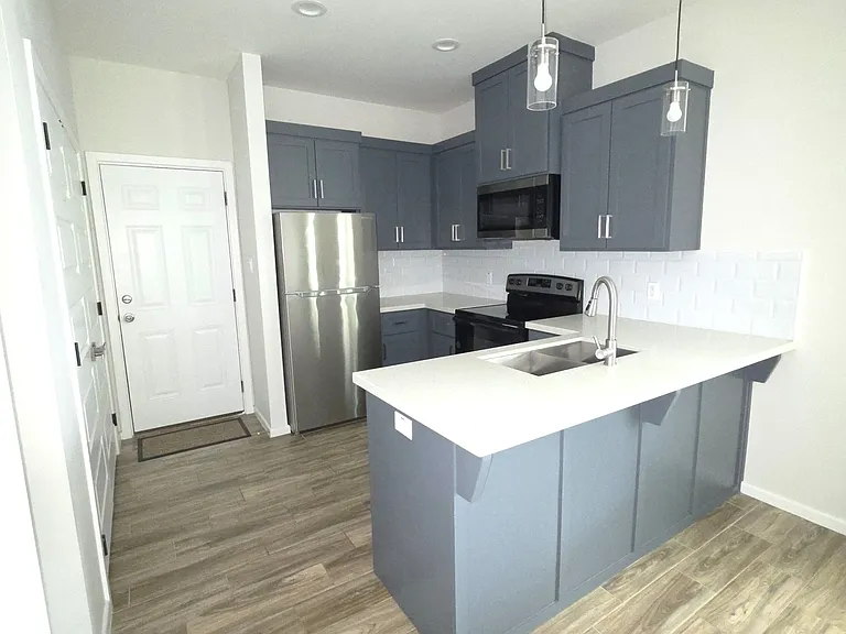 913 N Clarence Ave — Photo 9