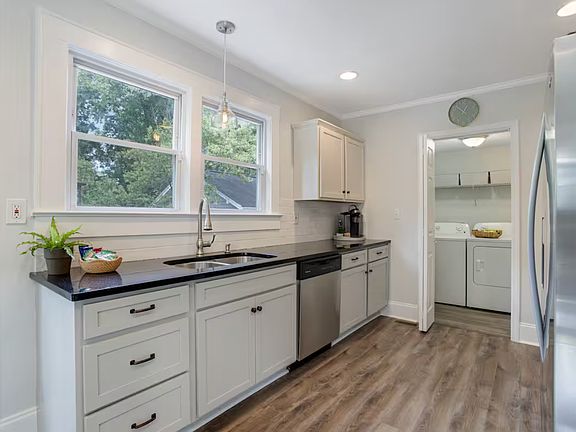 4th image of 22 Monticello Ave