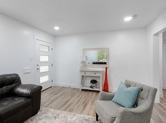 4th image of 1620 E Roosevelt Ave