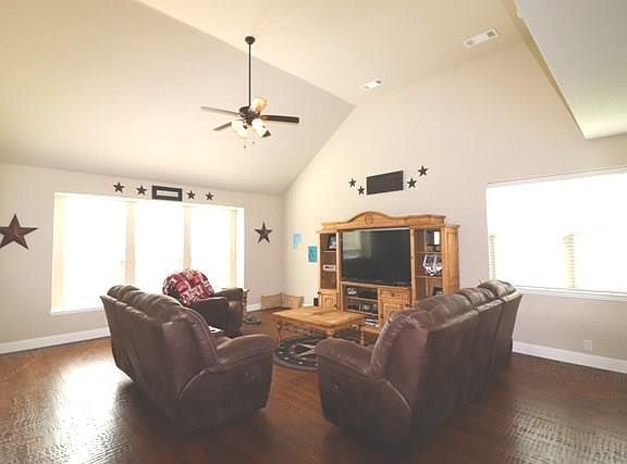3rd image of 4809 Lakepark Dr