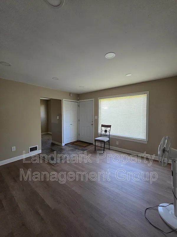 3 bed, 1.0 bath, 1108 sqft, $1,000 — Photo 3