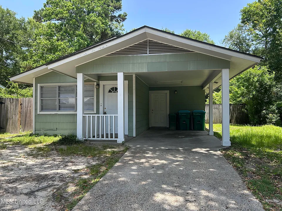 110 Hickory Dr
