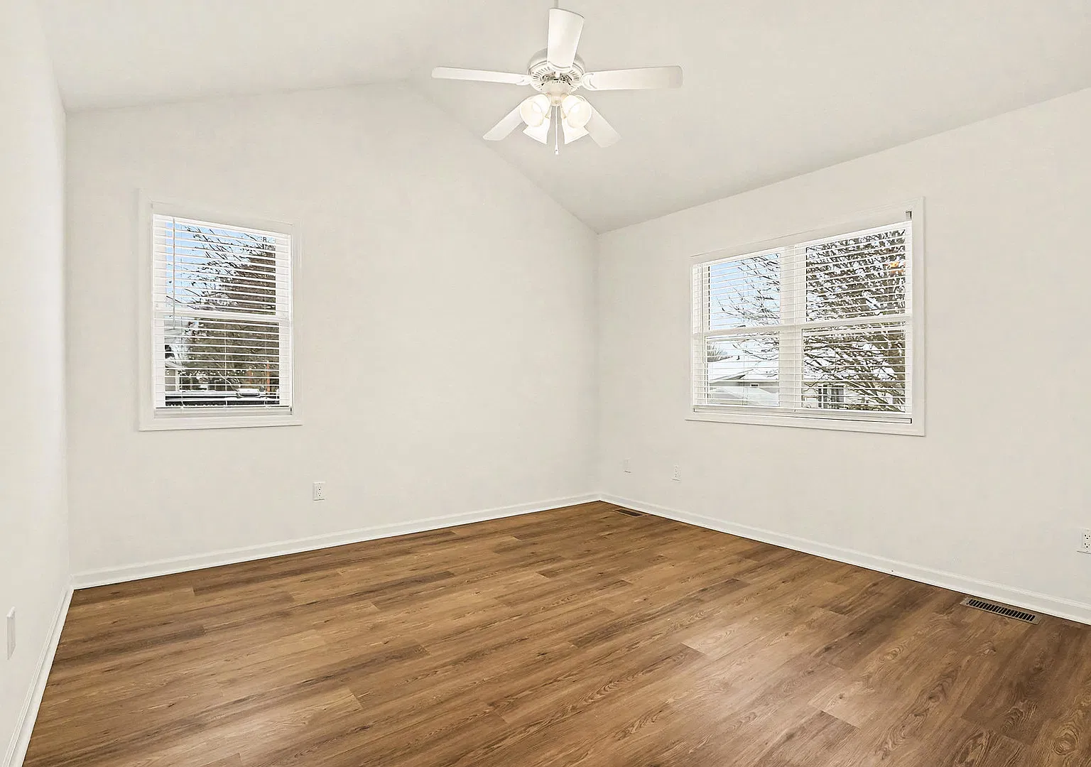 5 bed, 1348 sqft, $2,400 — Photo 4