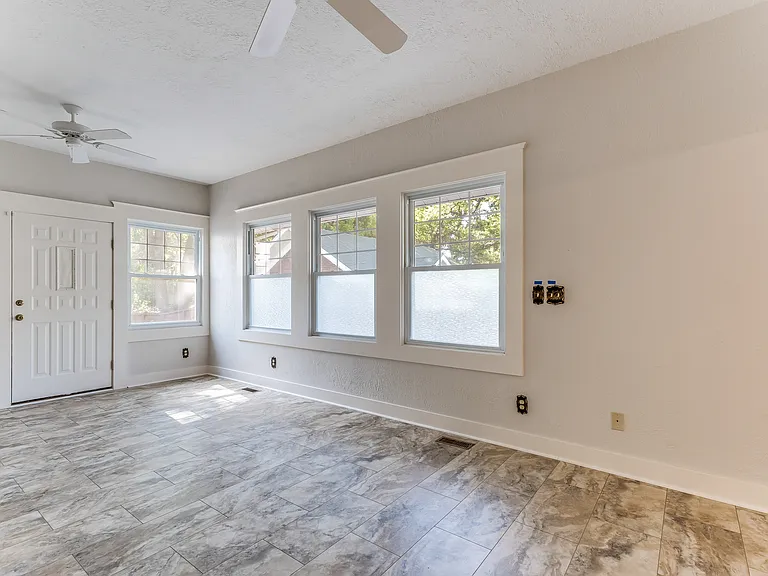 122 S Belmont Ave — Photo 33