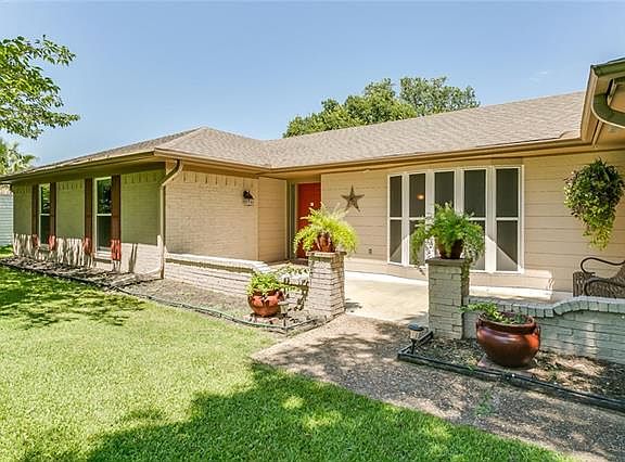 3rd image of 2021 Trailwood Dr