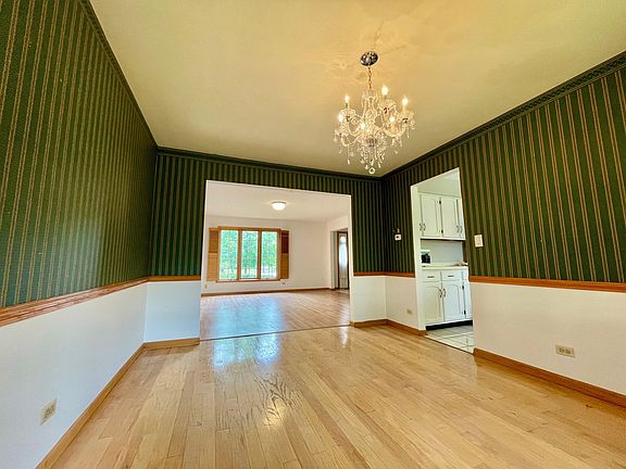 3rd image of 1108 Oakwood Dr