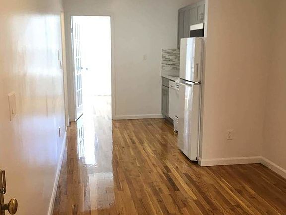 4th image of 430 Humboldt St APT 3R