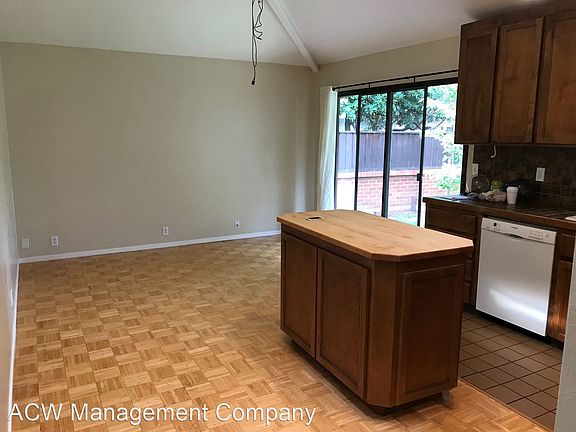 4th image of 985 Channing Ave