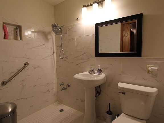 5th image of 13708 Wellington Cres