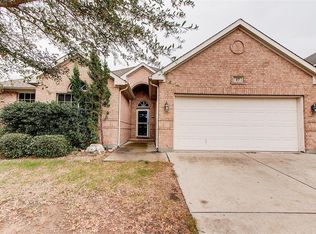 17 Spring Garden Dr, Edgecliff Village, TX 76134