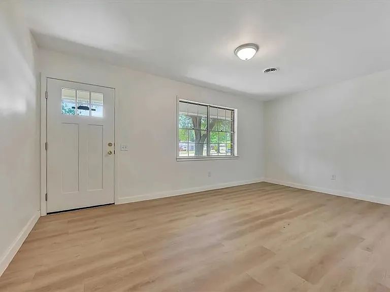 801 Duren St — Photo 6