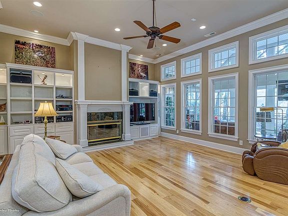 3rd image of 560 Tidewater Cir