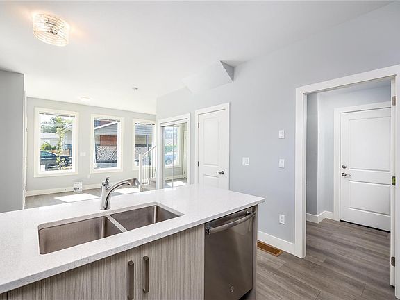 5th image of 734 Kinnear Ave #4