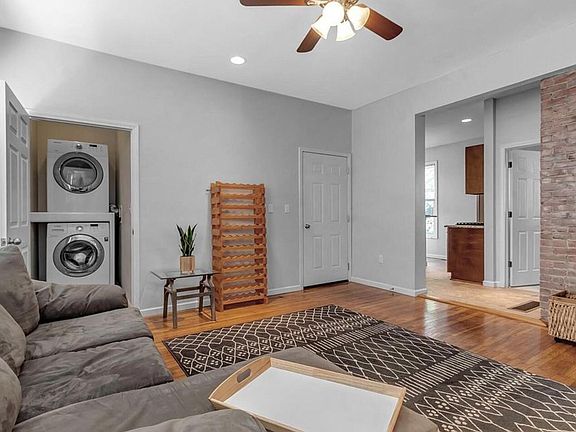 2nd image of 616 Niagara St APT 1