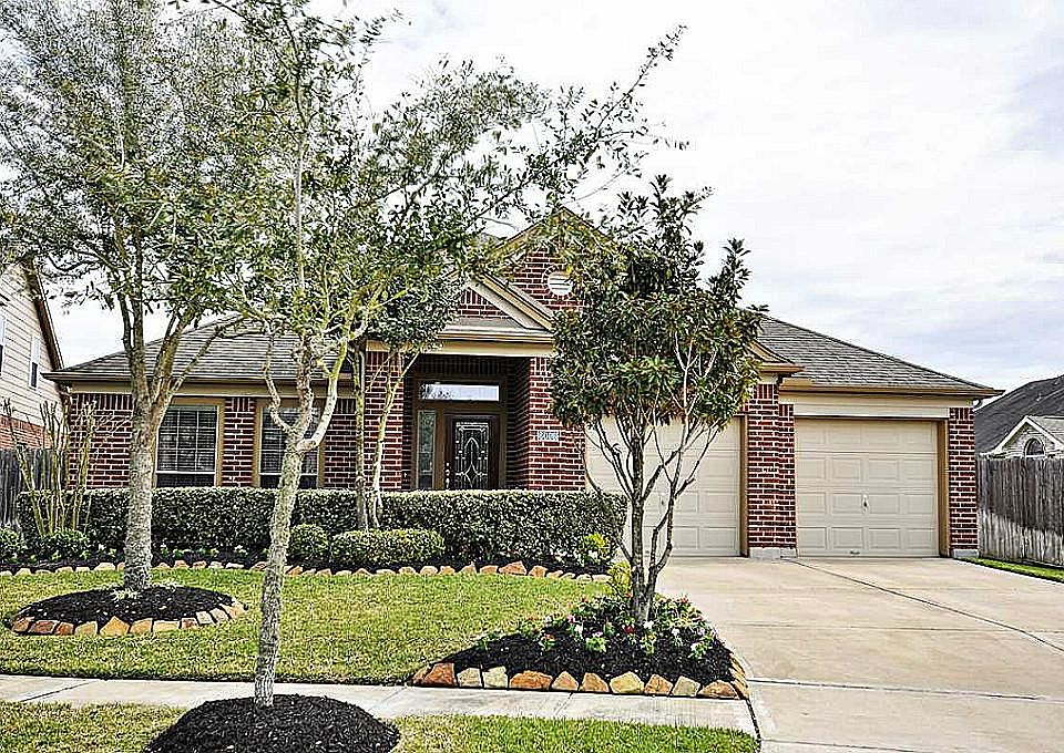 Welcome to one story living at its finest in beautiful Sienna Plantation.
