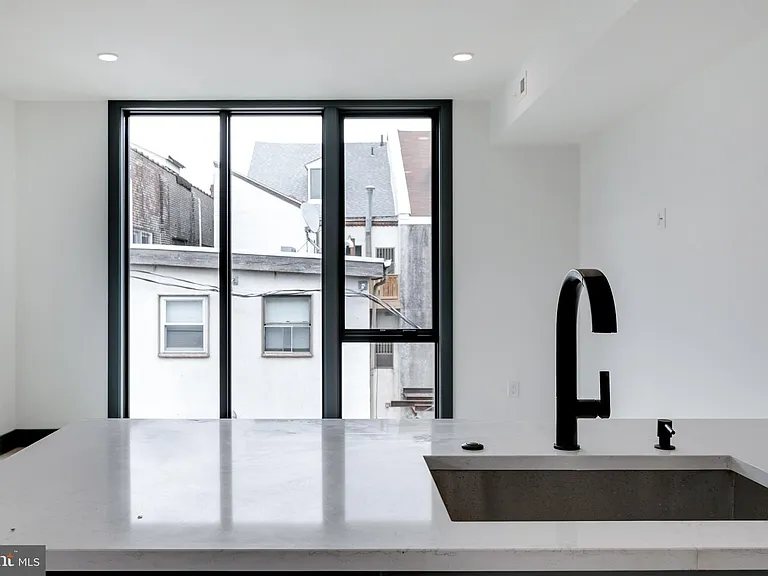 555 N Lawrence St — Photo 5