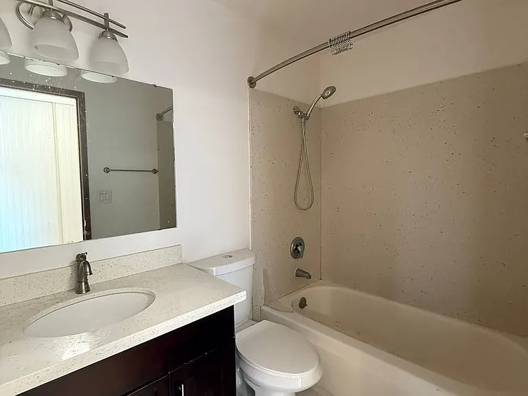 2210 Yale Ave E — Photo 4