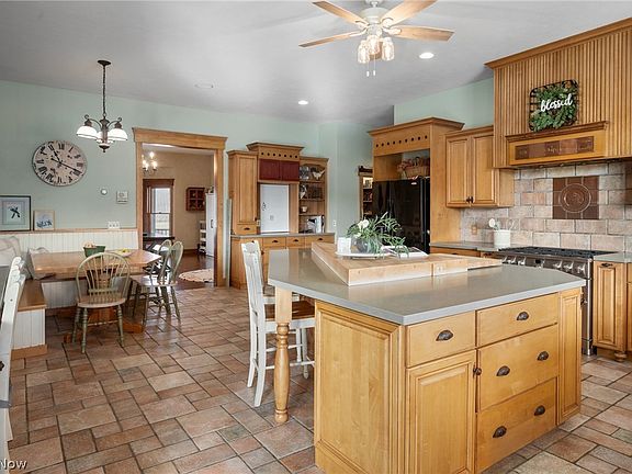 5th image of 9419 Robinson Rd