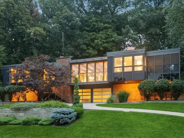 428 Rocky Shore Dr, Iowa City, IA 52246