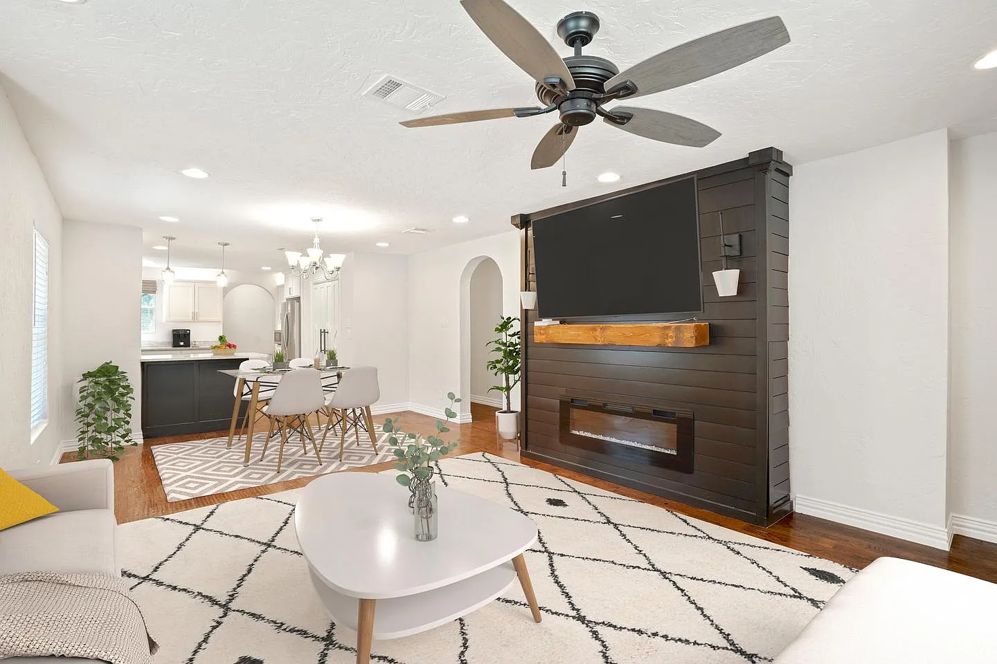 Private room in Vibrant North Oak Cliff home with backyard oasis — Photo 2