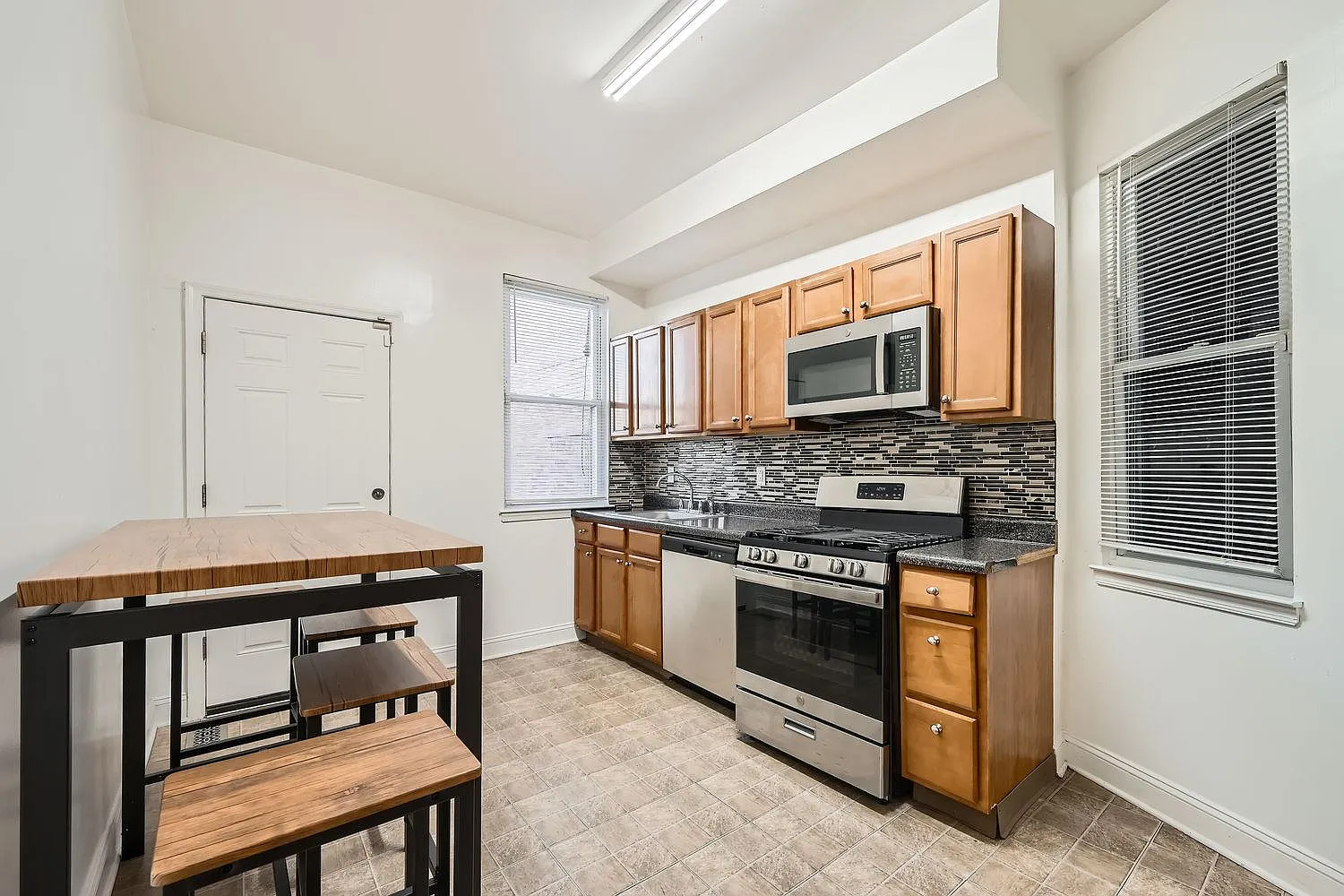 4 bed, 2.0 bath, 1300 sqft, $884 — Photo 3