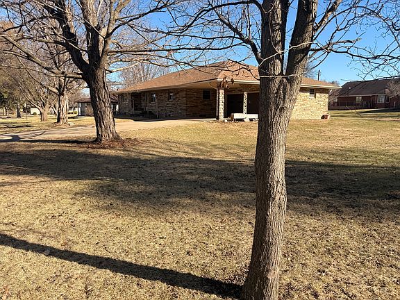 5th image of 205 E Silverspoon Ave