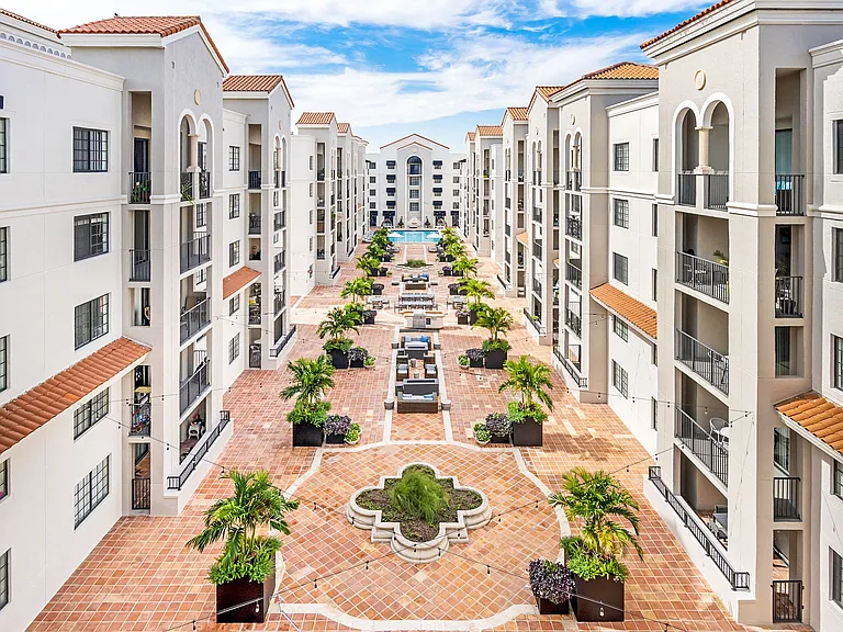 Gables Grand Plaza Apartments — Photo 6