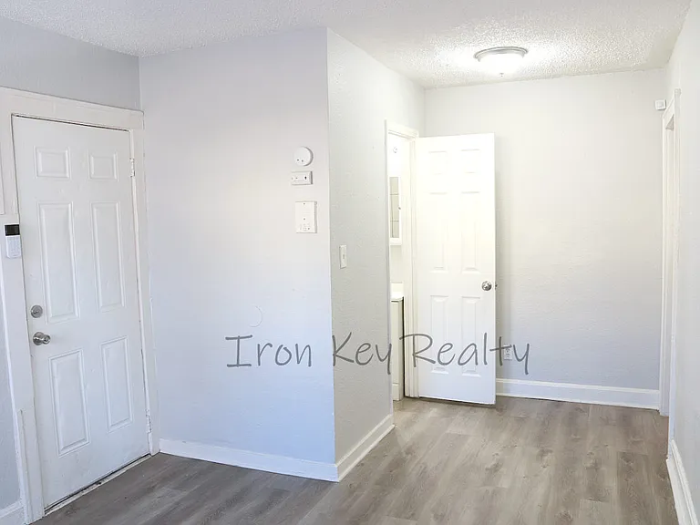 5121 Thompson Ave #7 — Photo 3