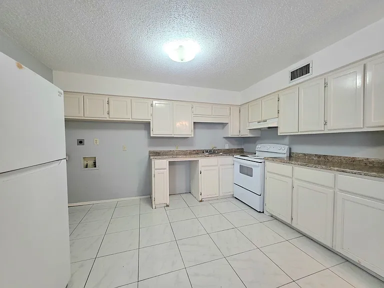 2421 Vine Ave #C — Photo 6