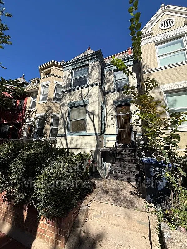 2 bed, 2.5 bath, 2200 sqft, $4,500 — Photo 2