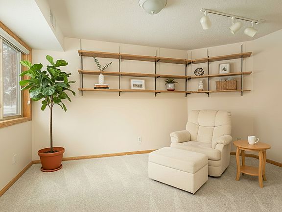 5th image of 912 Hawthorne St Unit 105