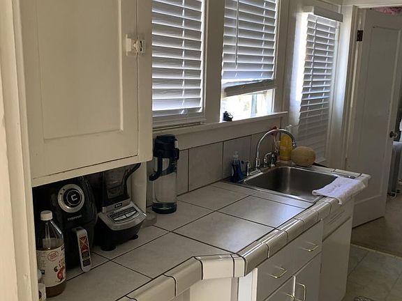 4th image of 703 Adams St