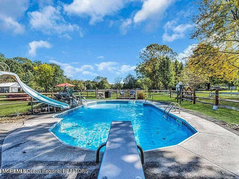 541 Frank Applegate Rd — Photo 1