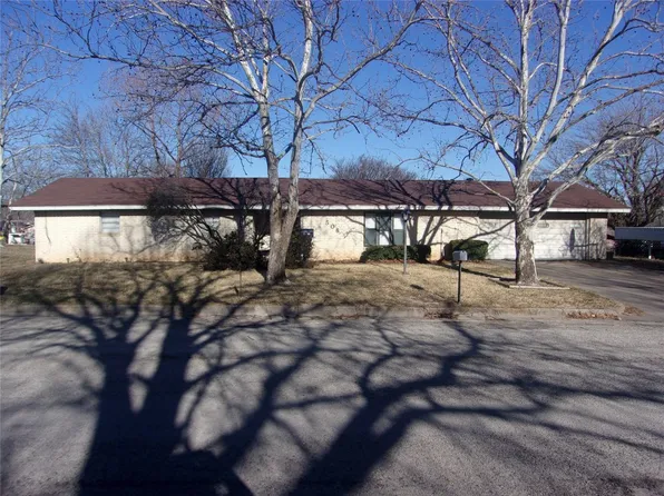 506 Patterson St, Bowie, TX 76230