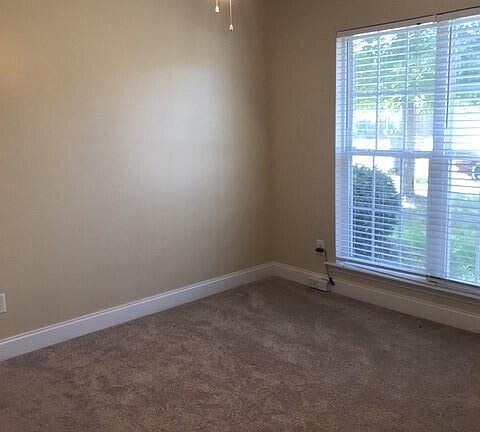 4th image of 847 Bryan Cir