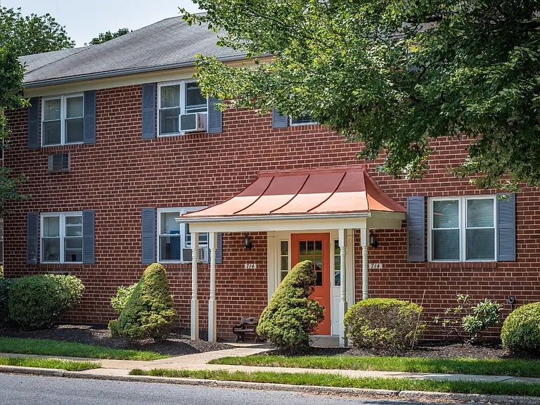 Spring Manor — Photo 20