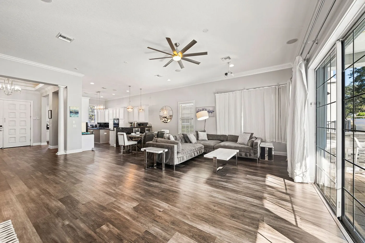 5 bed, 4.0 bath, 4370 sqft, $11,996 — Photo 2