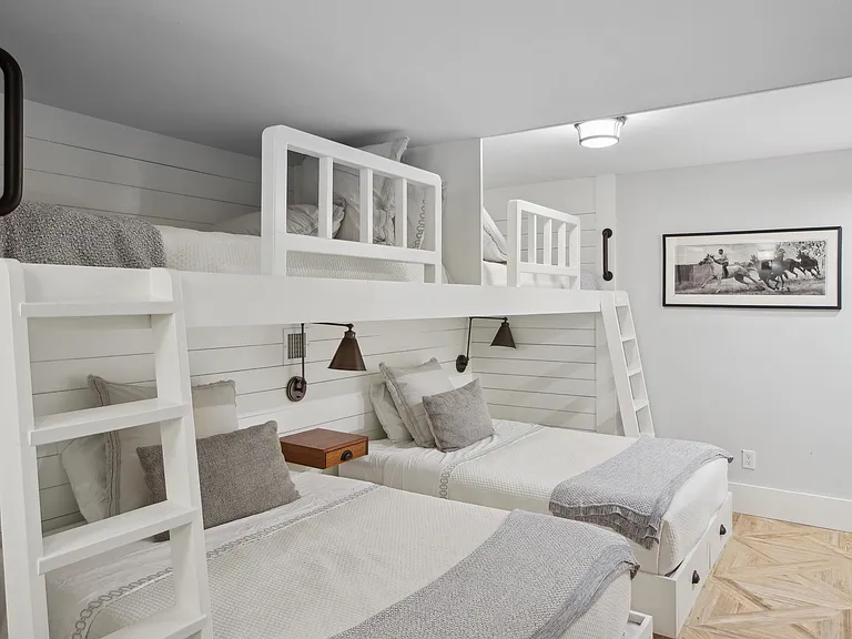 371 Sag Harbor Tpke — Photo 32