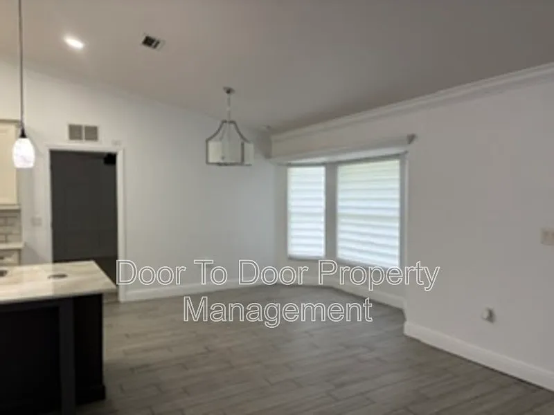 3 bed, 2.0 bath, 2000 sqft, $2,400 — Photo 4