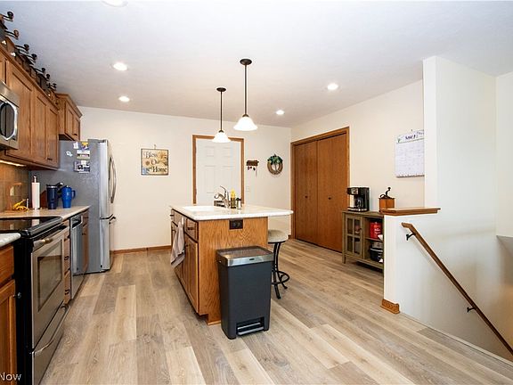 4th image of 233 Woodbury Cir