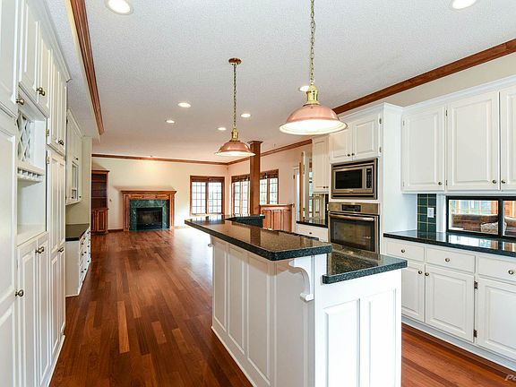 7801 96th St W Bloomington MN-large-004-35-7801 96th St-1498x1000-72dpi