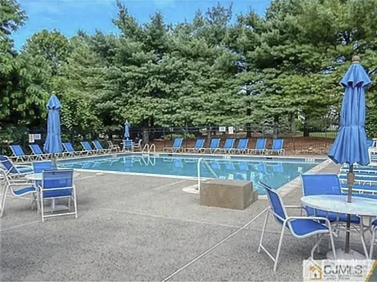 834 Waterford Dr — Photo 15
